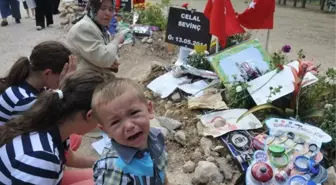 Yetim Kızın Babasının Mezarı Başında Okuduğu Şiir Yürekleri Dağladı