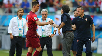 Löw, Burnunu Karıştırdığı Eliyle Ronaldo'yla Tokalaştı