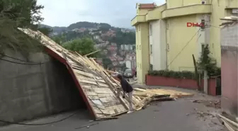 Zonguldak'ta Fırtına Çatıları Uçurdu, Ağaçları Devirdi