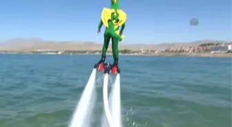 Balkan Flyboard Şampiyonu'ndan Van Gölü Canavarı kostümlü gösteri