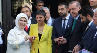 Erdoğan, Paris'te Genç Çiftin Nişan Yüzüğünü Taktı