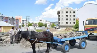 Eleşkirt'te Yol Açma Çalışmaları Yapılıyor