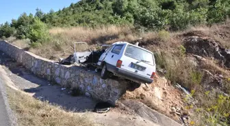 Otomobil Beton Bariyerlere Çarptı: 1 Ölü, 1 Yaralı