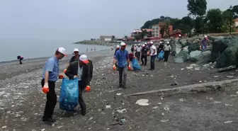 Cezalarını Sahili Temizleyerek Çekiyorlar