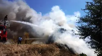 Manisa'da Saman Yüklü Kamyon Seyir Halindeyken Yandı