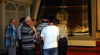 500 Yıllık Kabe-i Şerif Örtüsü Ulucami'ye Asıldı