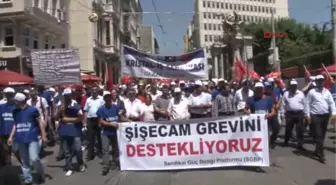 İstiklal Caddesi'nde Şişecam Grevine Destek Yürüyüşü