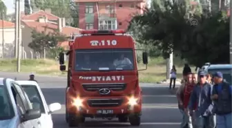 Çakmakla ipi yakmak isterken ev yandı -