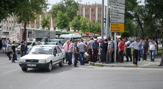 Karşıdan Karşıya Geçen Adama Araba Çarptı