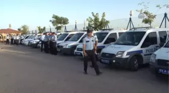 Otomobilde bomba düzeneğinin bulunması - polis memurlarına plaket verildi -