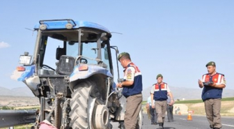 Niğde'de Yolcu Otobüsü Traktöre Çarptı: 12 Yaralı