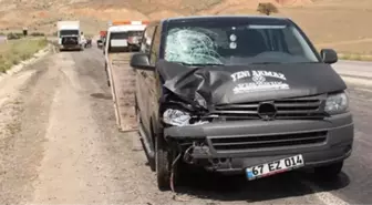 Tır Şoförlerine Minibüs Çarptı: 1 Ölü, 1 Yaralı