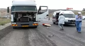 Tır Şoförlerine Minibüs Çarptı 1 Ölü, 1 Yaralı