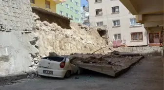 Otomobilinin Üzerine İstinat Duvarı Devrildi, Ölümden Döndü