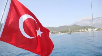 Kemer'de Şehitler İçin Denize Çelenk Bırakıldı