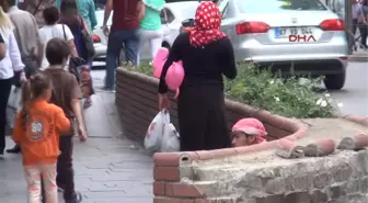 Zonguldak Kent Merkezinde Kaldırıma Oturarak, 'Suriye'den Geldik, Bir Yardım' Yazısı ile Dilencilik...