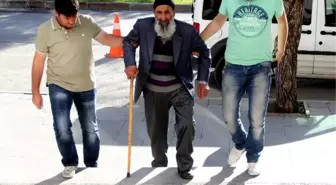 Eşini Öldüren 81'lik Dede Bastonuyla Cezaevine Götürüldü