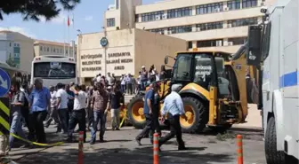 Diyarbakır Belediyesi'ni Şoförler Bastı, Ortalık Savaş Alanına Döndü