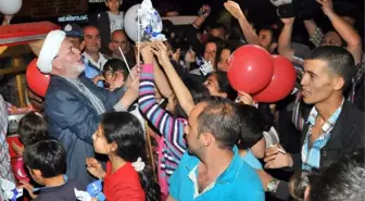 Temsili Nasreddin Hoca Çocuklara Hediye Dağıttı