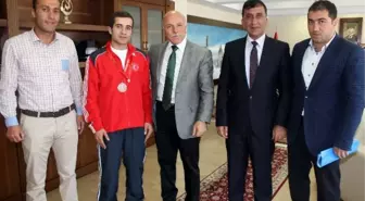 Dünya Üçüncüsü Karateci Kaya, Başkan Sekmen'i Ziyaret Etti