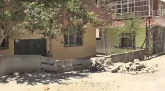 Antakya'da Zemindeki Çökme, Evlere Zarar Veriyor