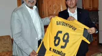 Bayburt Spor Eski Başkanı Kurban Yazoğluna As Başkan Kobal Forma Hediye Etti