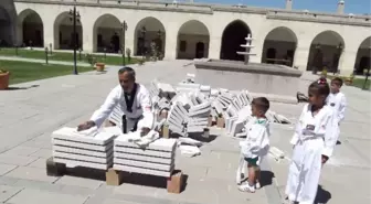 Ünlü Tekvandocu 140 Ytongu Kırdı