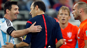 Sneijder ile Kuyt, Cüneyt Çakır ve Messi'nin Sohbetini İzledi