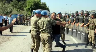 Zabıta Şeftali Tezgahlarını Yıkmaya Kalkışınca Ortalık Savaş Alanına Döndü