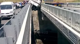 Kocaeli'nde Tır Devrildi: 1 Ölü