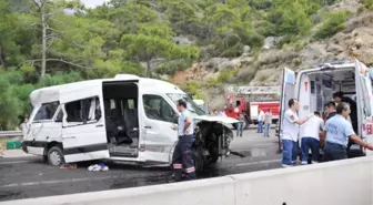 Turistleri taşıyan minibüs devrildi: 8 yaralı (2) -