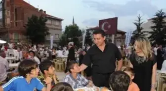 Yetimler, 'Dünya Yetimler Günü'Nde İftar Sofrasında Buluştu