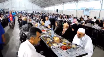 Suriyelilerin kaldığı çadır kentte iftar -