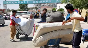 Akçakale'de Bir Grup Suriyeli Ülkesine Döndü