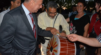 Manisa Valisi Bektaş'tan Ramazan Davulcusuna Bahşiş