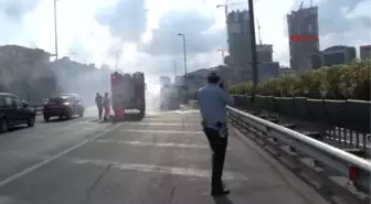 5'te Arızalanan Servis Minibüsü Alev Alev Yandı