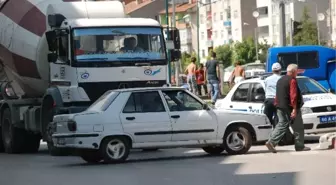 Beton Mikseri Otomobile Çarptı, Kaza Ucuz Atlatıldı