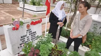 Hollandalı Kız, 7 Yıldır Şehit Nişanlısının Mezarını Ziyaret Ediyor