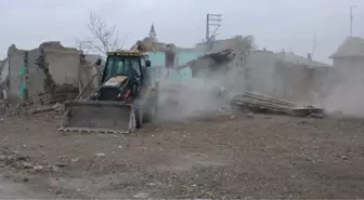 Karatay'da Tahribata Uğramış Yapılarda Yıkım Sürüyor