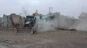 Karatay'da Tehlikeli Yapılar Yıkılıyor