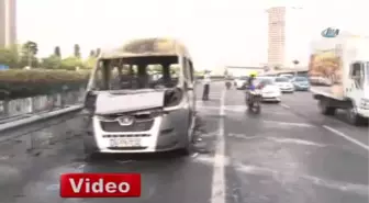 Mecidiyeköy'de Yanan Minibüs Trafiği Felç Etti