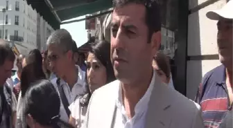 Demirtaş, Paris'te PKK'lı 3 Kadının Öldürüldüğü Yere Çiçek Bıraktı