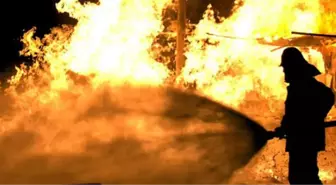 Gemlik'te Ahşap Ev, Ahır ve Depo Yanarak Çöktü