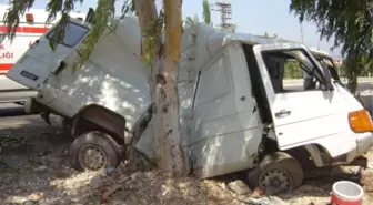 Lastiği Patlayan Minibüs Önce Tankere, Sonra Ağaca Çarparak Durabildi