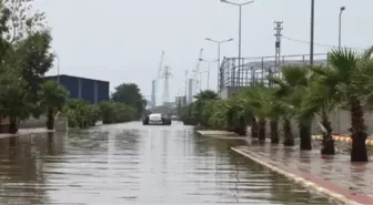 İskenderun'da Şiddetli Yağış Hayatı Felç Etti