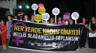 Kadın Cinayetlerine, Kırmızı Elbiseli Tahta Bacaklı Protesto