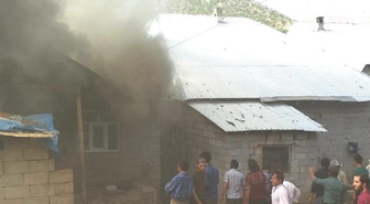 Hakkari'de Köydeki Yangın 2 Evi Kül Etti