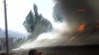 Hakkari'de Köydeki Yangın 2 Evi Kül Etti