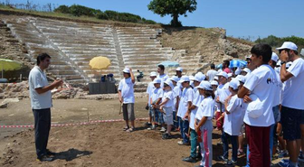 Küçük Arkeologlar Antik Kentte Kazı Yaptı