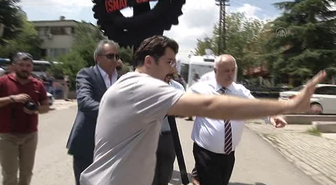 Taksiciler, İsrail Büyükelçiliğine siyah çelenk bıraktı -